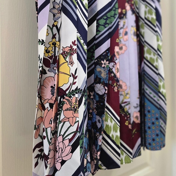 Tory Burch multi pattern pleated skirt - Picture 3 of 6